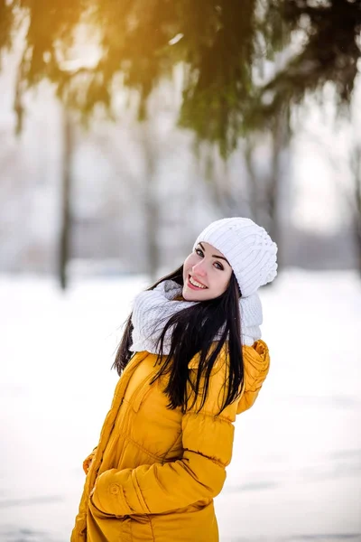 Retrato de mulher de inverno ao ar livre. Menina bonita brincando com neve em movimento — Fotografia de Stock