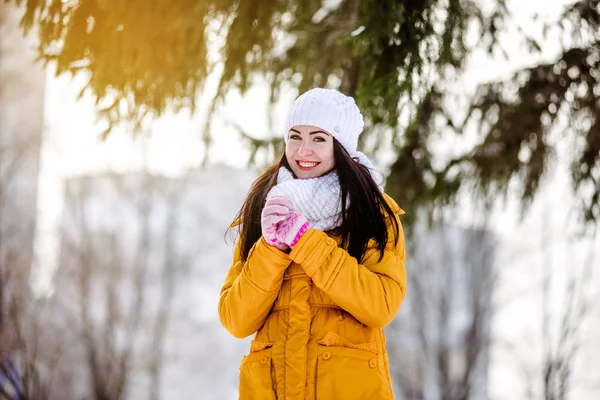 Retrato de mulher de inverno ao ar livre. Menina bonita brincando com neve em movimento — Fotografia de Stock