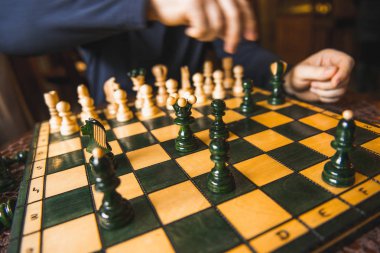 adam satranç oynamaktan