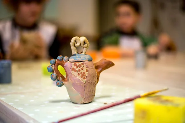 De handen van kinderen beeldhouwt — Stockfoto