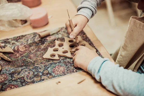 Het kind is betrokken bij een school van aardewerk, beeldhouwt een klei-product — Stockfoto