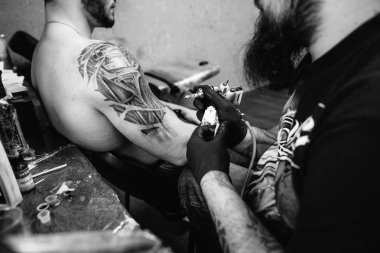 bir dövme bir adam arkasında oluşturma işlemi