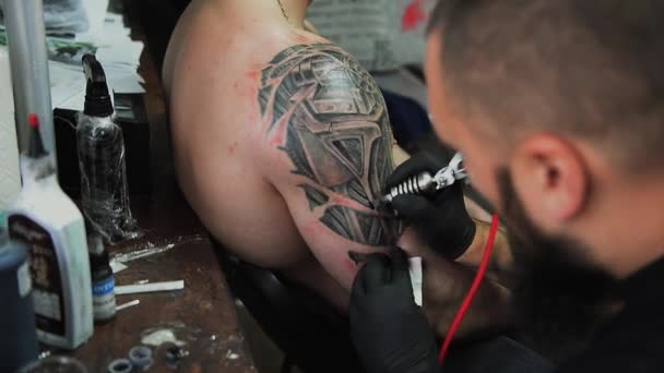 Il processo di creazione di un tatuaggio sulla schiena di un uomo — Video Stock