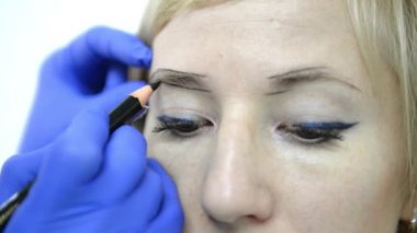 Microblading yordam. Müşterinin kaşları dışarı ana işaretleri