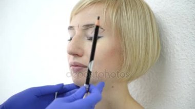 Microblading yordam. Müşterinin kaşları dışarı ana işaretleri