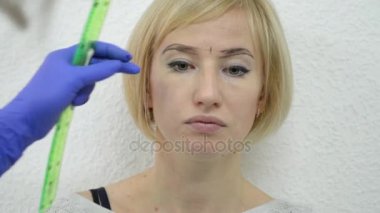 Microblading yordam. Müşterinin kaşları dışarı ana işaretleri