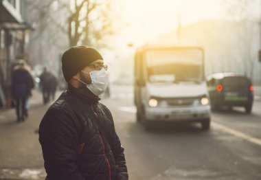 Sokakta maske takan bir adam. Virüse karşı koruma ve kavrama