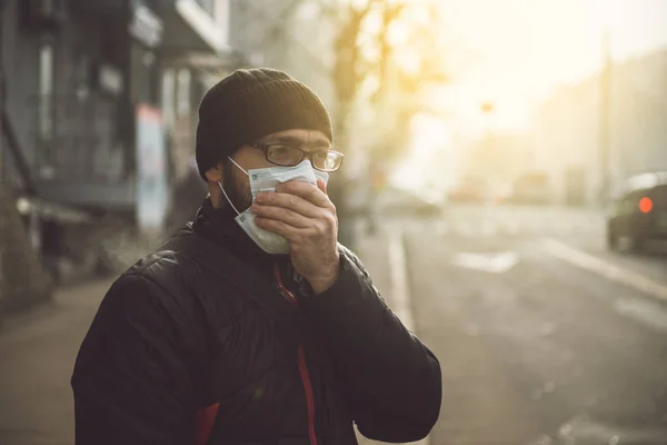 Ein Mann mit Maske auf der Straße. Schutz vor Virus und Grip — Stockfoto