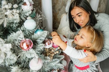 Anne ve kızı Noel ağacı süslemeleri