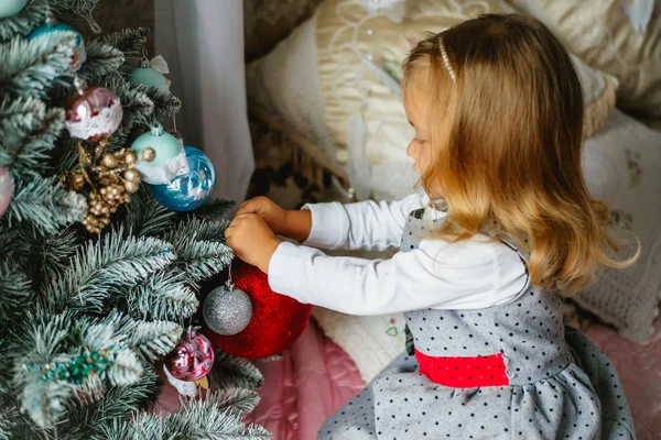 Mała dziewczynka zdobi zabawki choinkowe — Zdjęcie stockowe