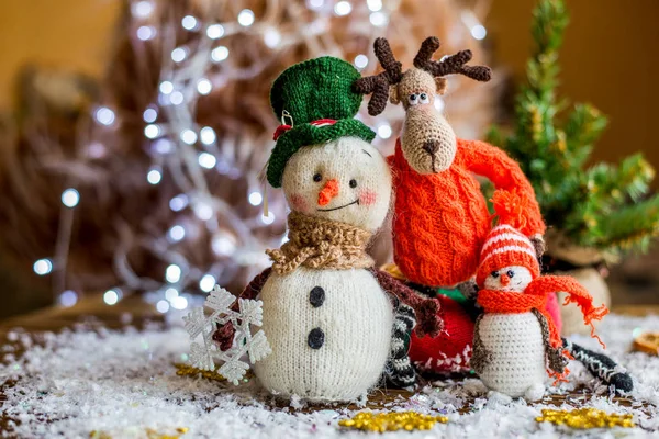 Fil fait main bonhomme de neige tenant des cadeaux dans une chaussette, bottes . — Photo