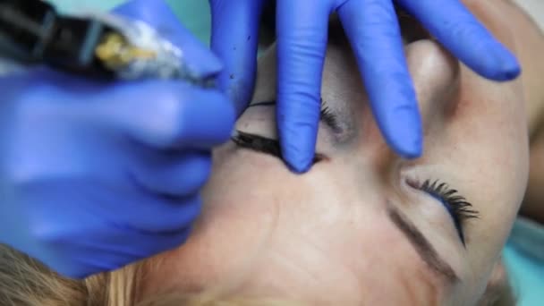 Permanent Makeup För Ögonbryn Närbild Vacker Kvinna Med Tjocka Browser — Stockvideo