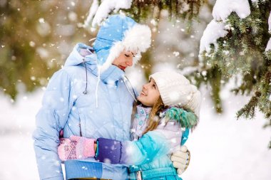 Anne ve kızı mutlu kış park, sarılma yakın çekim