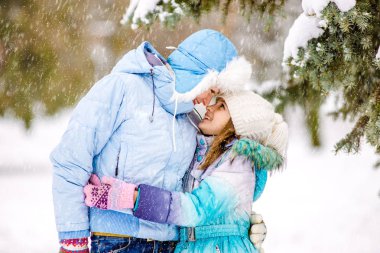 Anne ve kızı mutlu kış park, sarılma yakın çekim