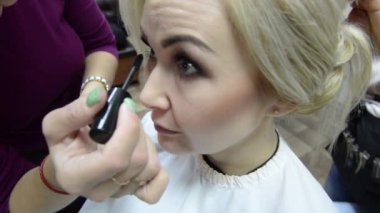 Makyöz makyaj kirpik genç bir kadın yapar. Makyaj. Kozmetik. Mükemmel yapmak-up.Applying makyaj için temel.