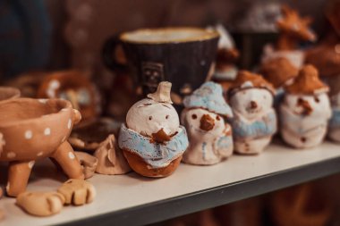 çocuk işçiliği, seramik standları bir raf ve kuru