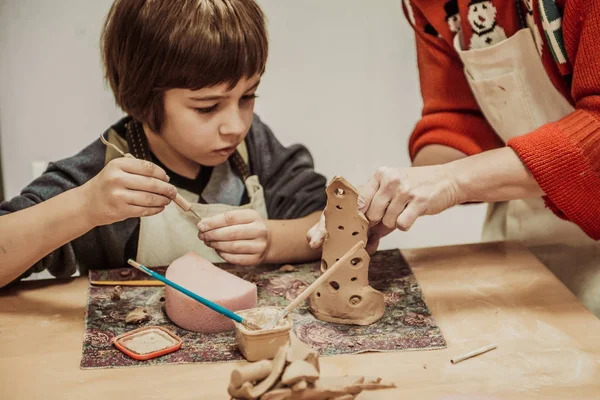Das Kind Besucht Eine Töpferschule Formt Ein Produkt Aus Ton — Stockfoto