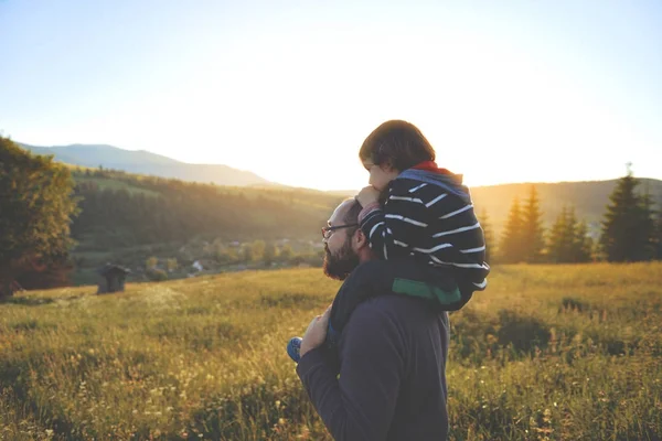 Figlio con padre in montagna — Foto Stock