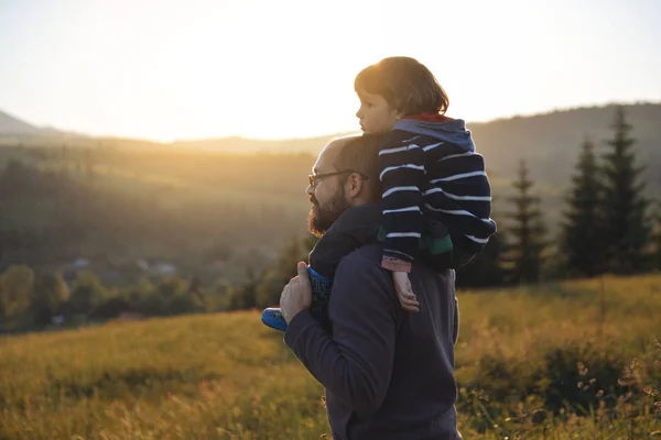 山の上の父と息子 — ストック写真