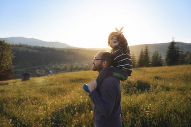 Oğlu ve babası dağda.