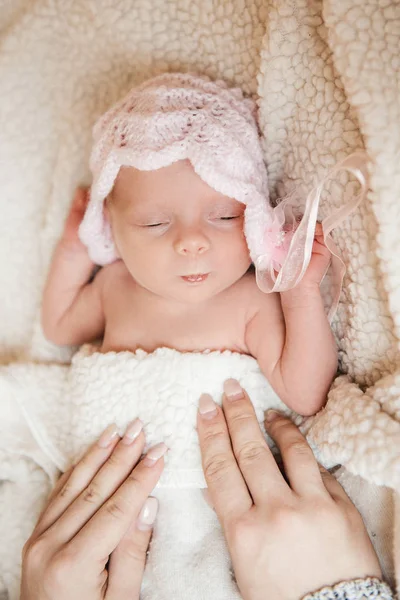 Красивый сон новорожденного в детской кроватке — стоковое фото