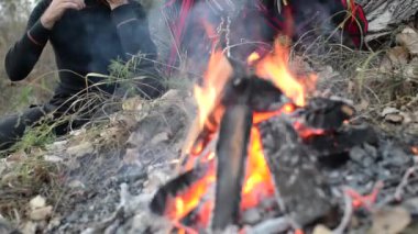 şamanik kadın şaman çerçeve davul yangın ve harp oynayan bir adam etrafında doğada oynamaya