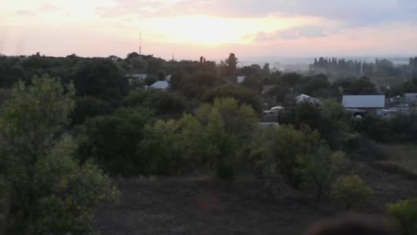 Um músico que toca em instrumentos étnicos. Um homem toca arpão ao pôr-do-sol — Vídeo de Stock