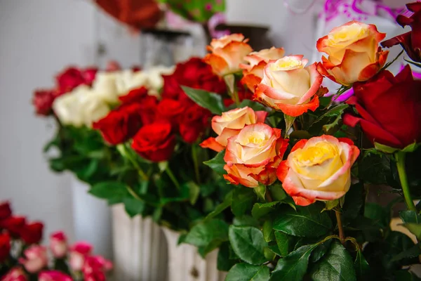 Flores cortadas frescas e arranjos na loja de floristas, tiro de rastreamento — Fotografia de Stock