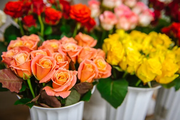 Flores cortadas frescas e arranjos na loja de floristas, tiro de rastreamento — Fotografia de Stock