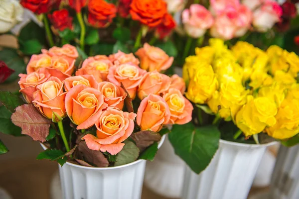 Flores y arreglos recién cortados en la tienda de la floristería, tiro de seguimiento — Foto de Stock