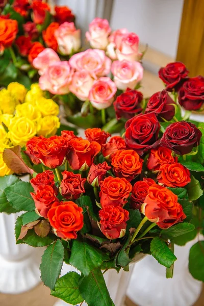 Flores cortadas frescas e arranjos na loja de floristas, tiro de rastreamento — Fotografia de Stock