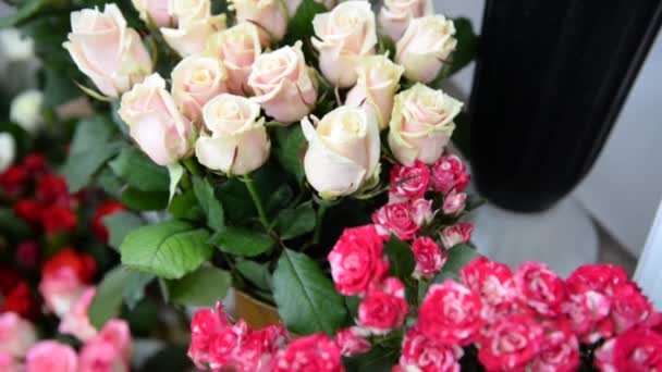 Flores y arreglos recién cortados en la tienda de la floristería, tiro de seguimiento — Vídeo de stock