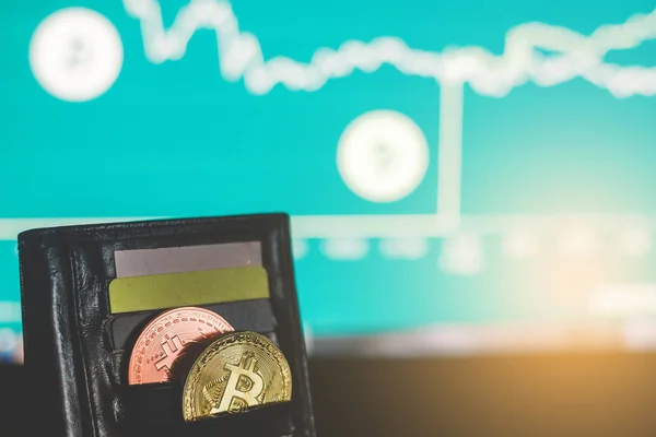 Virtuele valuta portemonnee. Bitcoin gouden munt en gedrukte gecodeerde geld met Qr-code. Cryptocurrency concept. — Stockfoto