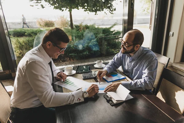 Dois empresários em uma reunião em um café . — Fotografia de Stock
