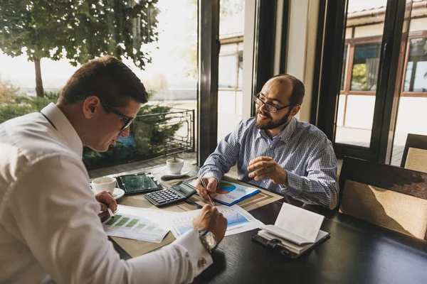 Dois empresários em uma reunião em um café . — Fotografia de Stock