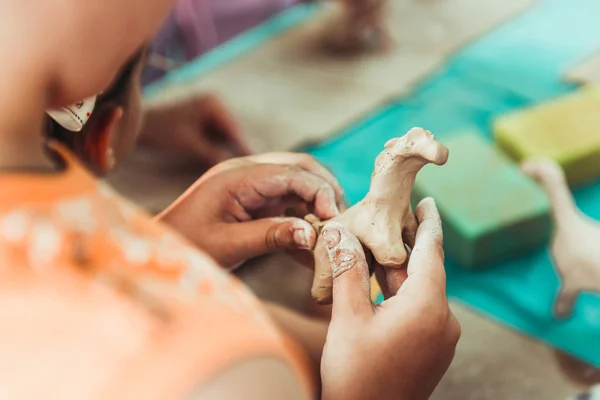 Mani Dei Bambini Scolpisce Argilla Artigianato Scuola Ceramica Cavallo Argilla — Foto Stock