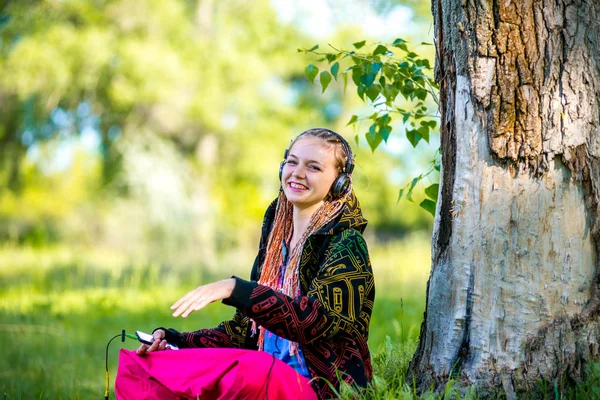 Γυναίκα Ακούγοντας Μουσική Φοιτήτριας Κορίτσι Έξω Στο Πάρκο Ακούτε Μουσική — Φωτογραφία Αρχείου