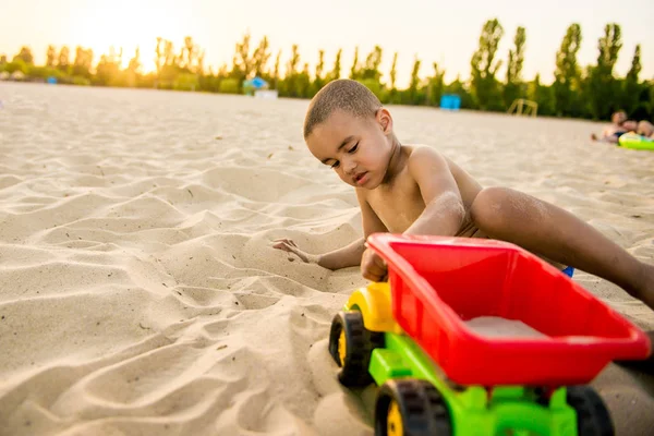 Plaj yaz oynarken küçük siyah çocuk — Stok fotoğraf