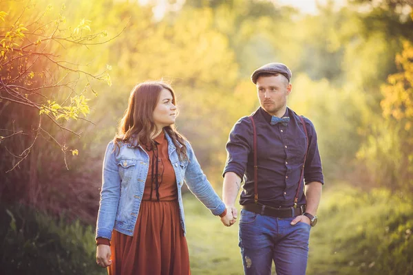 若いカップルが手を繋いで公園を散歩が大好き — ストック写真