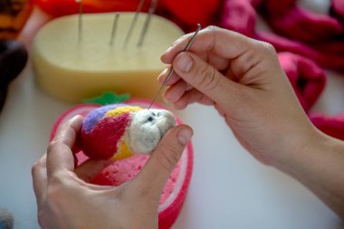 Üretim süreci yün yumuşak oyuncaklar.