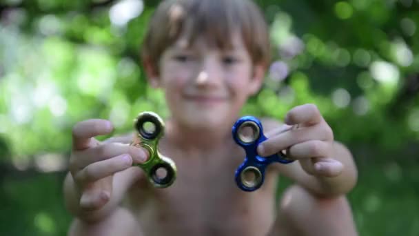 Cinemagraph Menino Brincando Com Dois Fidget Spinner Stress Aliviando Brinquedos — Vídeo de Stock