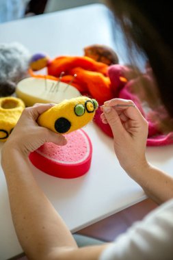 Üretim süreci yün yumuşak oyuncaklar.