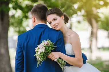 Gelin ve damat gün açık havada yürüyüş düğününde Doğa bahar. Gelin Damat parkta sarılma