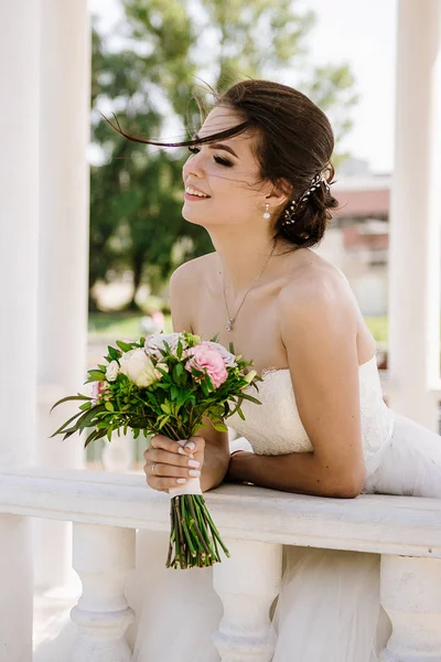 夏の公園の美しいブルネット花嫁の肖像画 — ストック写真