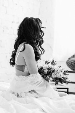 Gelin sabahlığı close-up. Sabah gelin. Gelinin ücretleri. İç çamaşırı. Yatak.