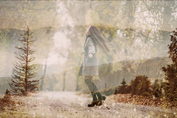 갈색 머리 소녀 제기 손으로 행복 한 포즈를 하 고 나무 숲도로에. 여성 행복 — 스톡 사진