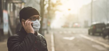 Sokakta maske takan bir adam. Virüse karşı koruma ve kavrama