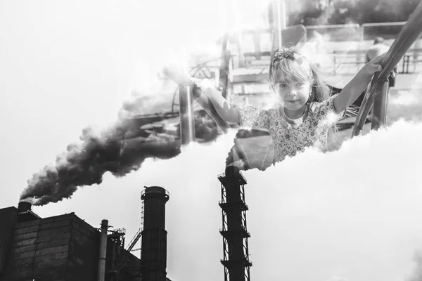 Горнодобывающее предприятие с дымовыми трубами. Грязный дым на небе, экологические проблемы . — стоковое фото