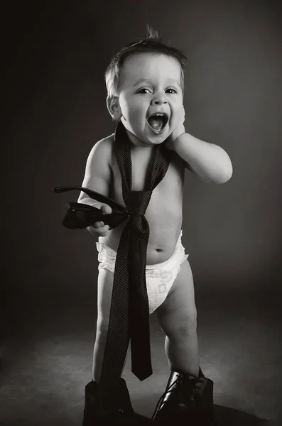 아기는 기저귀와 넥타이, 그의 손에서 안경 벗고. — 스톡 사진