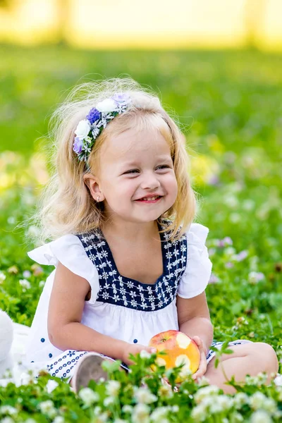 Jonge mooie babymeisje eet appel — Stockfoto